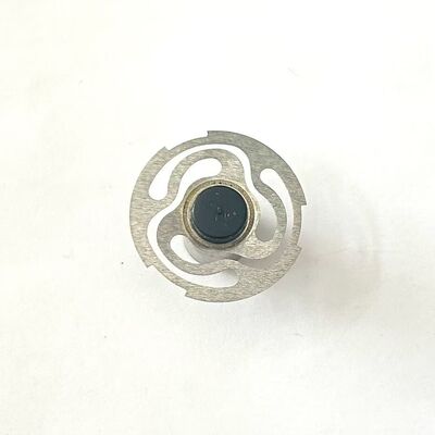 Válvula compuesta de caucho y metal. Partes metálicas mecanizadas. Componente de control de automóviles.