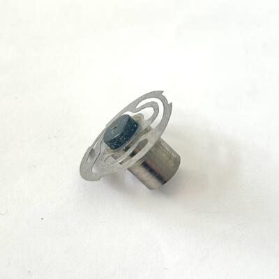 Válvula compuesta de caucho y metal. Partes metálicas mecanizadas. Componente de control de automóviles.